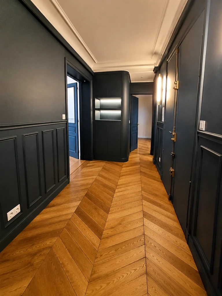 Rénovation intérieure d’un appartement avec parquet en point de Hongrie et boiseries